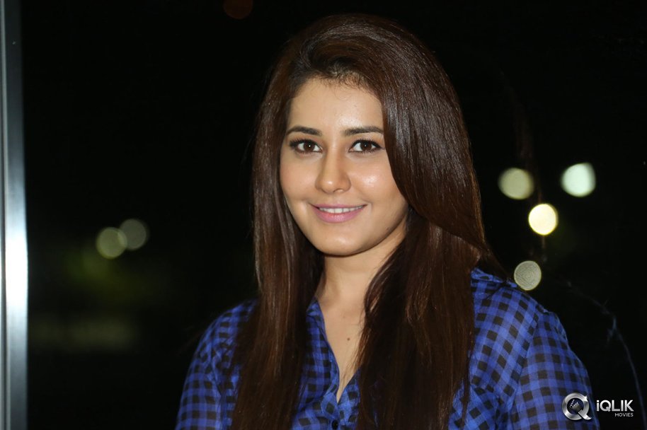 Raashi-Khanna-at-Lakshmi-Raave-Maa-Intiki-Audio-Launch